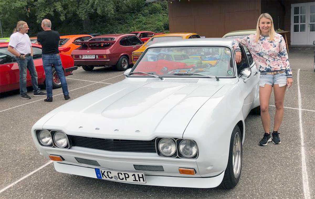 Svenja Martin während des Treffens des Capri Club Pforzheim in diesem Jahr. Ihr Auto ist ein rundverbreiteter I-er mit einem V6 (2 Liter, 90 PS) unter der Haube. „Der war damals schon drin, als ich ihn gekauft habe, und er läuft super“, sagt Svenja. Svenja Martin während des Treffens des Capri Club Pforzheim in diesem Jahr. Ihr Auto ist ein rundverbreiteter I-er mit einem V6 (2 Liter, 90 PS) unter der Haube. „Der war damals schon drin, als ich ihn gekauft habe, und er läuft super“, sagt Svenja.